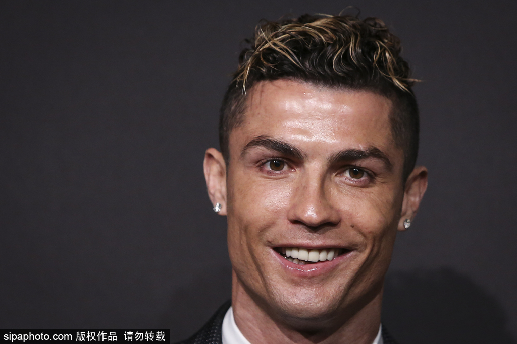 记者：邵佳一探班U22国足训练，与主帅安东尼奥相谈甚欢