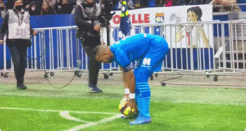 英超3-1大冷门！11.4亿豪门轰然倒下 升班马终结4连败逃离降级区（英超3-1爆冷！总身价11.4亿豪门折戟 升班马止住4连败逃离降级区）