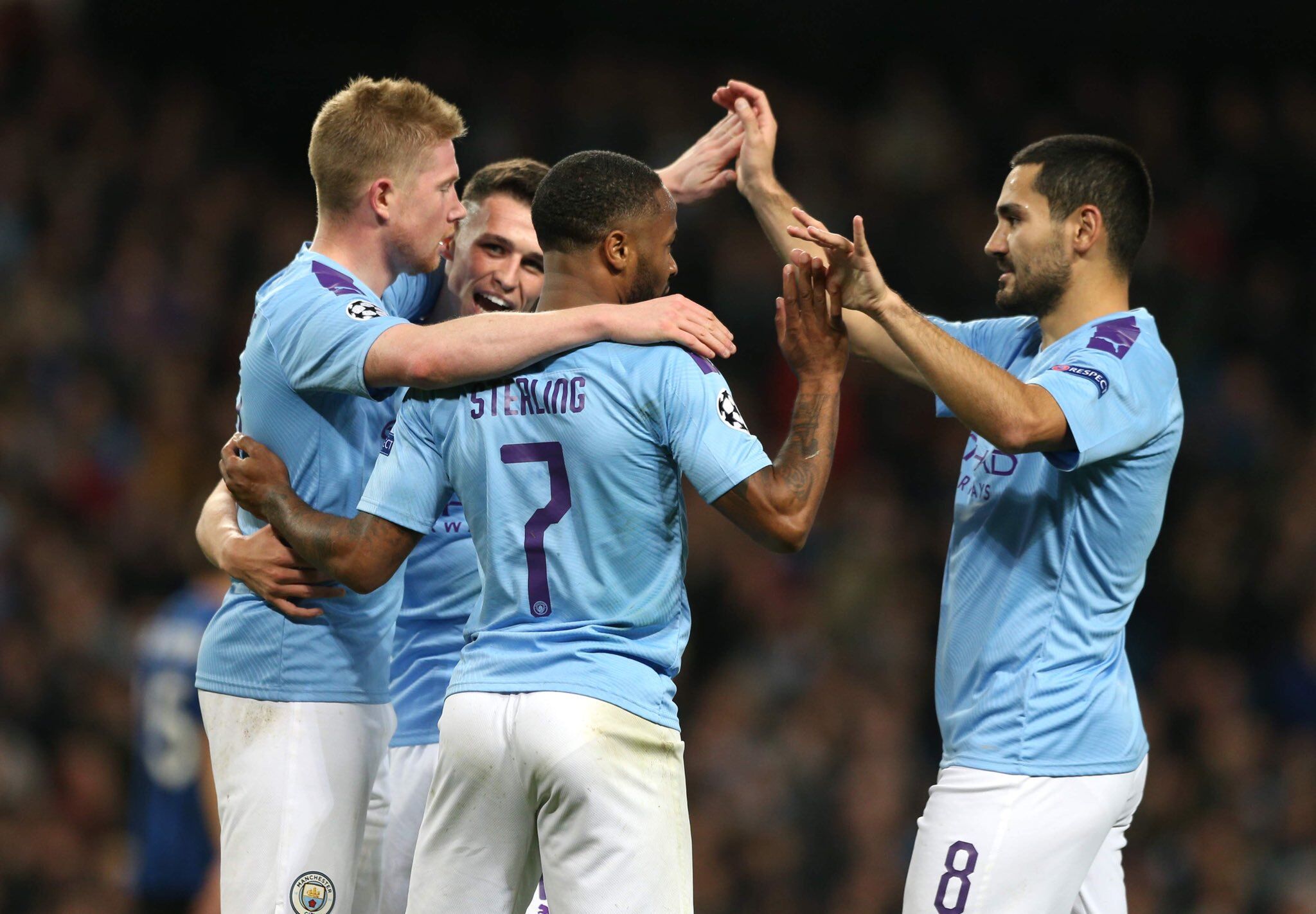 上海久事以111-72大胜四川丰谷，展现强大实力，全队多点开花，四川队虽努力但难敌强队。