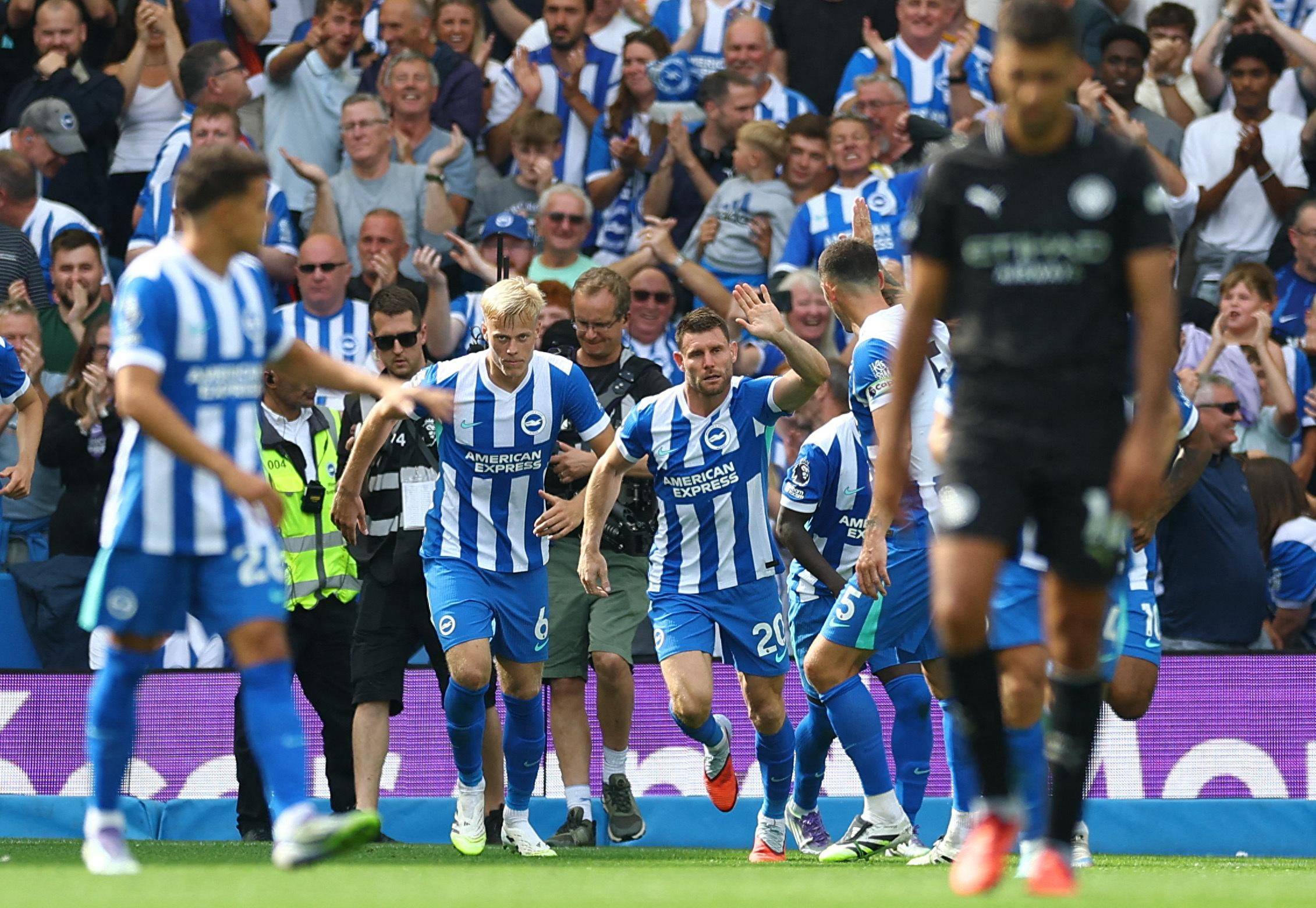 记者：曼联希望姆伯莫12月21日踢完维拉后再去参加非洲杯