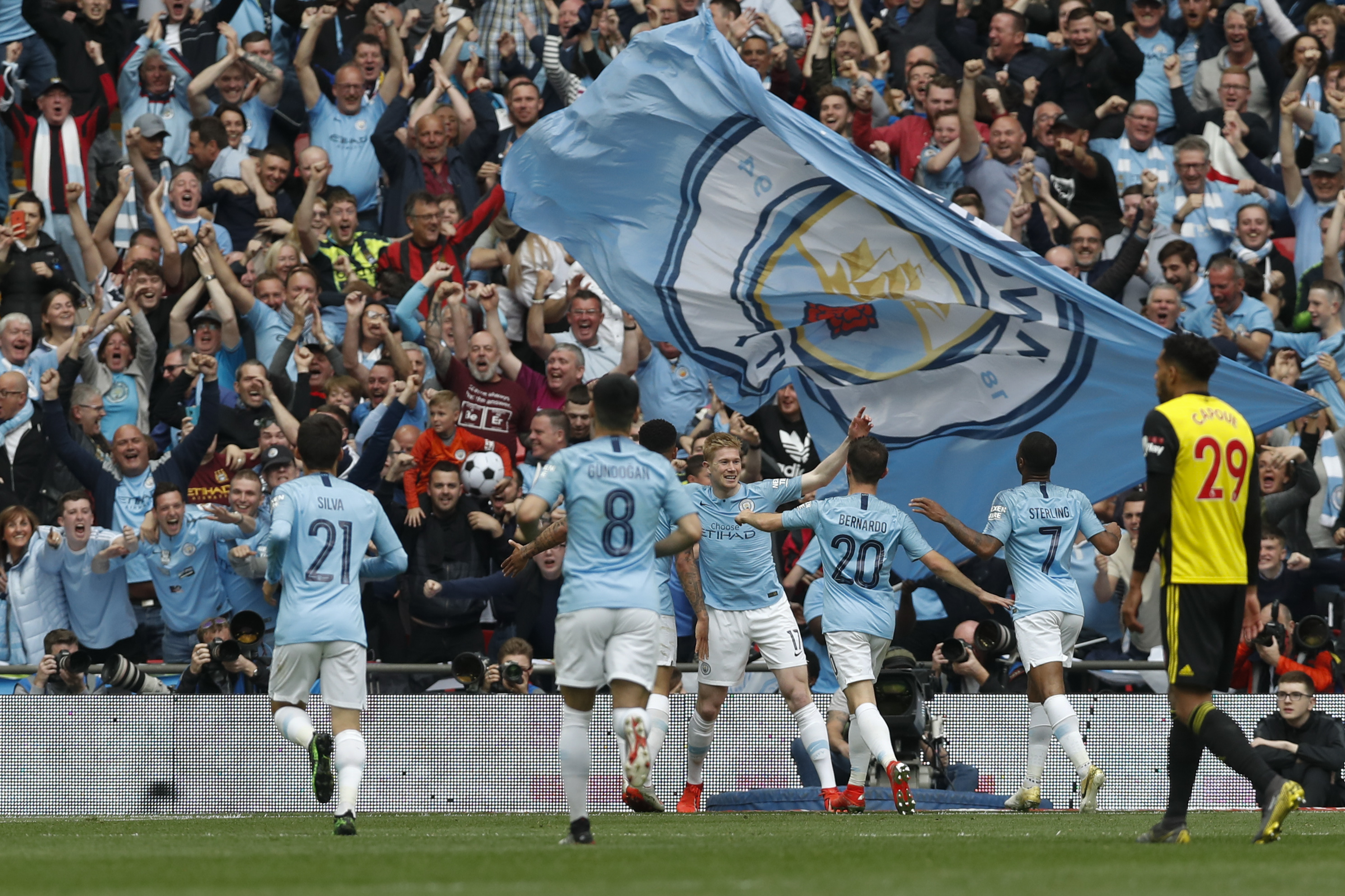 幸福！安东内拉晒与梅西合照：圣诞快乐（甜蜜！安东内拉晒与梅西同框，送上圣诞祝福）