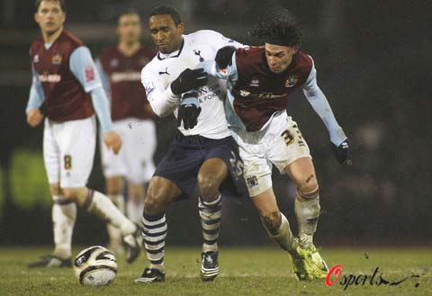 勇士双巨53分复仇太阳！库里连中关键球 追梦遭驱逐菜鸟20分立功（勇士双核合砍53分雪耻太阳！库里连中关键球 追梦被驱逐 新秀20分建功）