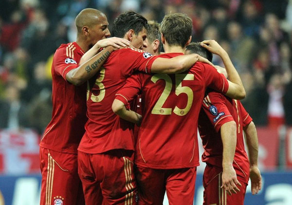 强烈对比！华子与队友疯狂庆祝 雷霆众人平静走入通道（反差拉满：华子和队友尽情庆祝，雷霆众将冷静走向通道）