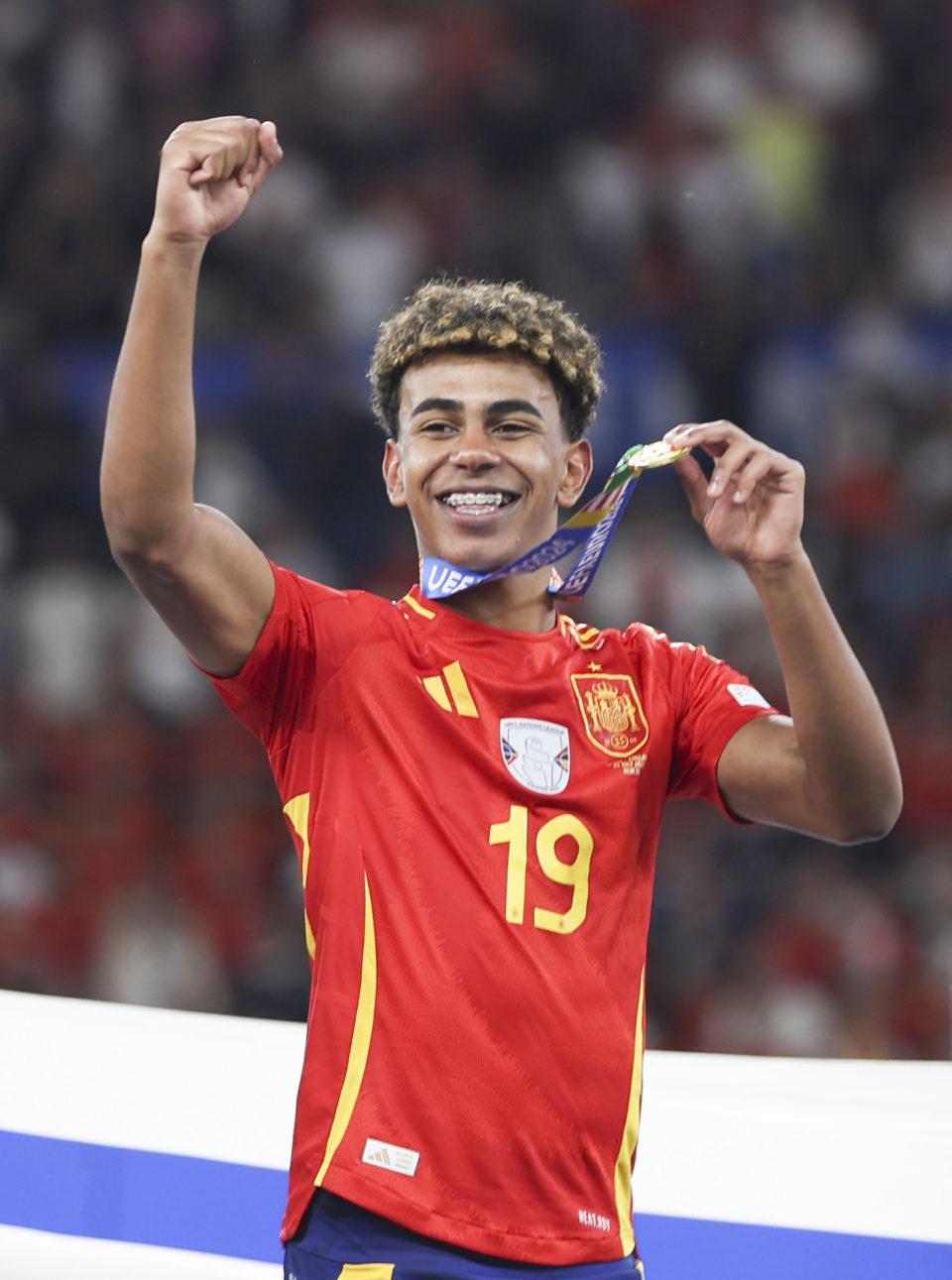 奎因昨日数据全面开花，独占鳌头领跑两队